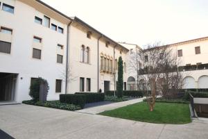 a large white building with a courtyard in front of it at Domus Padova palazzo Roccabonella in Padova