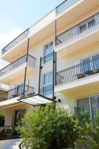 ein Gebäude mit Balkon auf der Seite in der Unterkunft Hanioti hotel in Chaniotis