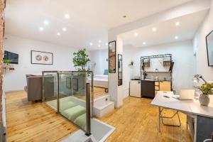 una sala de estar de planta abierta con una casa de cristal en Maravilloso apartamento centro de Madrid Malasaña, en Madrid