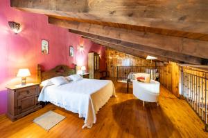 a bedroom with a bed and a wooden ceiling at Posada El Aprisco Manjirón in Manjirón