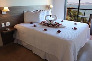 um quarto de hotel com uma cama com uma decoração de coração em Refúgio do Cacupé em Florianópolis