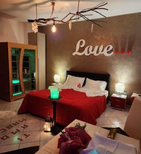 een slaapkamer met twee bedden met een liefdesbord aan de muur bij Andale SuiteSpa in Villa Badessa