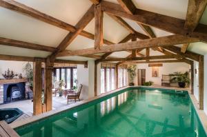 una piscina cubierta en una casa con vigas de madera en East Wing en Bristol