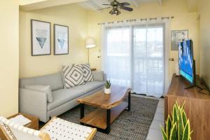 a living room with a couch and a table at Seaside Studio: Cruz Bay Gem in Enighed