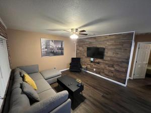 sala de estar con sofá y TV de pantalla plana en RIV A HOLIC, en Bullhead City