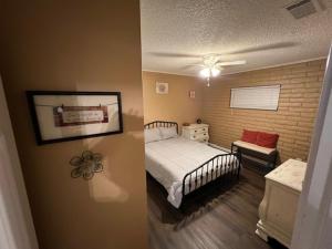 2 fotos de un dormitorio con cama y silla en RIV A HOLIC, en Bullhead City