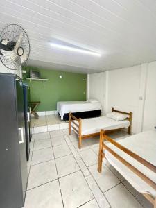 um quarto com 2 camas e uma ventoinha em Pousada Alojamento AS em Viracopos