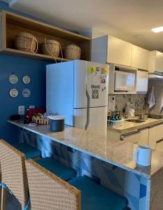 cocina con encimera y nevera en Polinesia Resort - Porto de Galinhas - Apartamentos com somente 1 opção de Térreo com Piscina Privativa - Acesso ao Hotel Samoa, en Porto de Galinhas