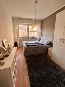 ein kleines Schlafzimmer mit einem Bett und einem Fenster in der Unterkunft Wohnung Apartment Düsseldorf zentral in Düsseldorf