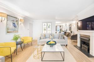 倫敦的住宿－11 Wilton Row，客厅配有白色沙发和黄色椅子