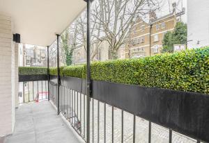 倫敦的住宿－11 Wilton Row，建筑物前的黑色栅栏