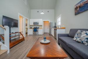 ロックポートにあるCoastal Bungalowのソファとコーヒーテーブルのあるリビングルーム
