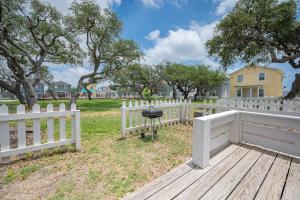 ロックポートにあるCoastal Bungalowの庭の白柵