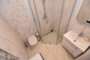 La salle de bains est pourvue d'une douche, de toilettes et d'un lavabo. dans l'établissement Naujai įrengtas 2-jų kambarių butas, à Šiauliai