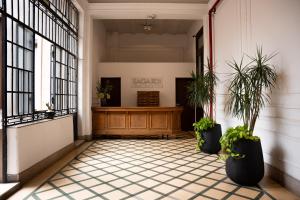 um corredor com dois vasos de plantas no chão em Loft Osteria by Sagardi em Buenos Aires