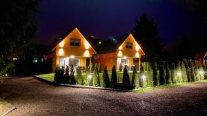 una casa con le luci di fronte ad essa di notte di Domki Dream Home a Polanica-Zdrój