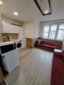 cocina y sala de estar con sofá. en Alpi Hostel en Skopie