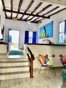 uma sala de estar com duas cadeiras e uma escada em Hotel Parque la Casona em Garzón