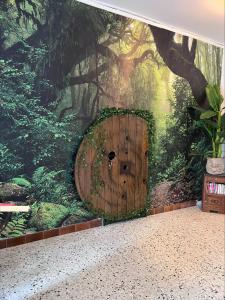 mural de un bosque con puerta de madera en Les Petites Bulles de Massier, en Vienne