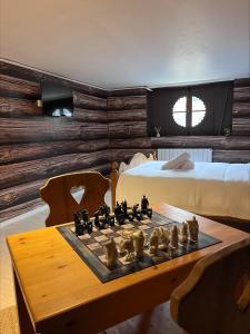 a bedroom with a chess board on a table and a bed at Les Petites Bulles de Massier in Vienne