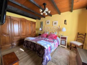 1 dormitorio con 1 cama grande y armarios de madera en Casa Las Hortensias 1 Pendueles, en Llanes