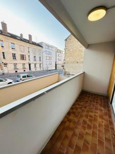 een leeg balkon met uitzicht op de stad bij La Suite Victor Hugo - Centre-ville - Taittinger in Reims