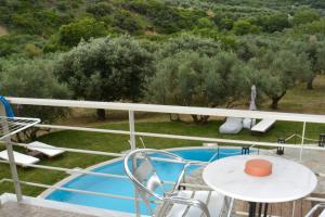 Bazén v ubytovaní Socrates Organic Village - Wild Olive alebo v jeho blízkosti