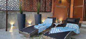 - une terrasse avec 2 chaises et une table dans l'établissement Dream lake PANORAMA, garage in the center of Varenna, à Varenna