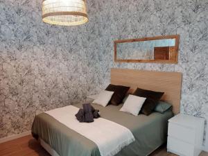Un dormitorio con una cama con un osito de peluche. en estudio el Torcal, en Málaga