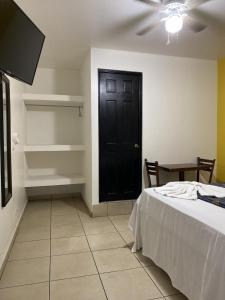 Ein Bett oder Betten in einem Zimmer der Unterkunft Hotel Quinta Avenida
