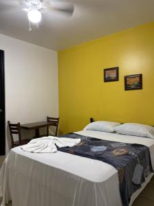 Ein Bett oder Betten in einem Zimmer der Unterkunft Hotel Quinta Avenida