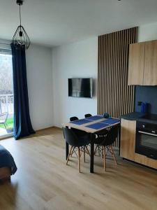 Televízia a/alebo spoločenská miestnosť v ubytovaní Apartament Przy Plaży Gdańsk