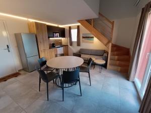 a kitchen and dining room with a table and chairs at T3 Picchiarini, Clim, piscines, resto, 5' plages in Lecci +34 photos