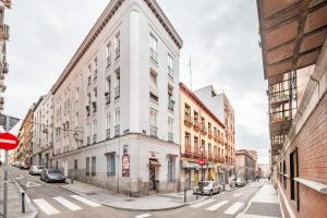 een wit gebouw op de hoek van een straat bij Maravilloso apartamento centro de Madrid Malasaña in Madrid