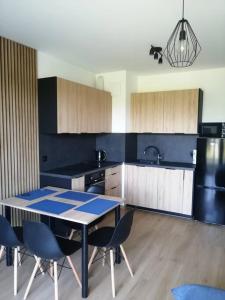 Kuchyňa alebo kuchynka v ubytovaní Apartament Przy Plaży Gdańsk