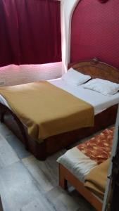 ムンバイにあるSai residencyのベッド2台が隣同士に設置された部屋です。