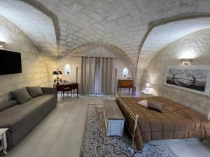 un soggiorno con un grande letto e un divano di Suite Cavour Luxury Home Taranto a Taranto