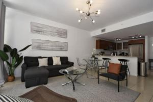 uma sala de estar com um sofá e uma mesa em Lovely Midblock building 1 bedroom 1 bathroom apartment em Miami