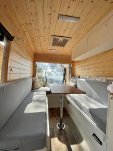 una mesa pequeña en la parte trasera de una caravana en Van Camper Ibiza MB100 Van Voyage, en Sant Carles de Peralta