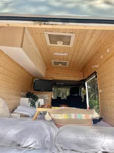 una habitación con 2 camas y una mesa en una cabaña en Van Camper Ibiza MB100 Van Voyage, en Sant Carles de Peralta