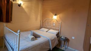 Diminio 2 Apartment at Livadi Arachova في أراخوفا: غرفة نوم بسرير ابيض مع وسادتين