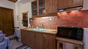 Kuchyň nebo kuchyňský kout v ubytování Diminio 2 Apartment at Livadi Arachova