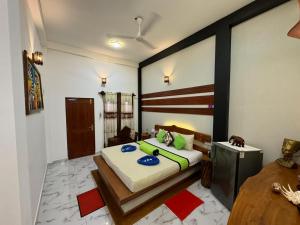 um quarto com uma cama num quarto em Thara Cabana em Bentota