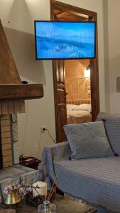 TV a/nebo společenská místnost v ubytování Diminio 2 Apartment at Livadi Arachova