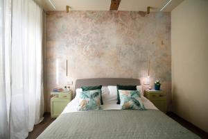 una camera da letto con un grande letto con due cuscini di Casa Cabernet Lucca a Lucca