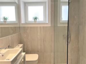 2 ventanas y baño con ducha y aseo. en POAL-Dúplex de ensueño en Cadaqués en Cadaqués