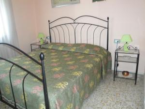 Säng eller sängar i ett rum på Villetta con Piscina