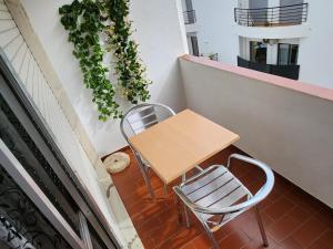 ラゴスにあるCasa do Sol Algarveの小さなテーブルと椅子2脚付きのバルコニー