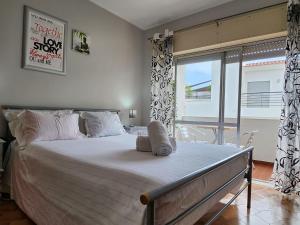 ラゴスにあるCasa do Sol Algarveのベッドルーム(大型ベッド1台、バルコニー付)