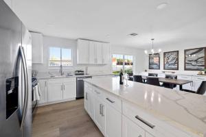 1 Story, 3 BR Home w Hot tub, Pool Grill, Firepit